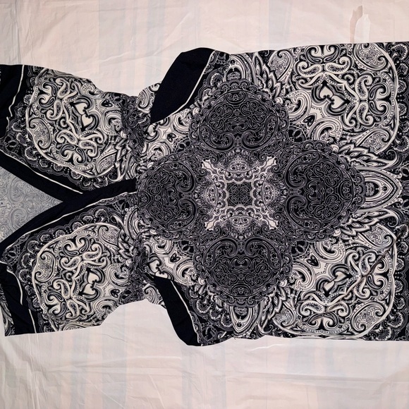 Bailey Blue | Black and White Paisley V Neck Tunic Mini Dress - Picture 7 of 9